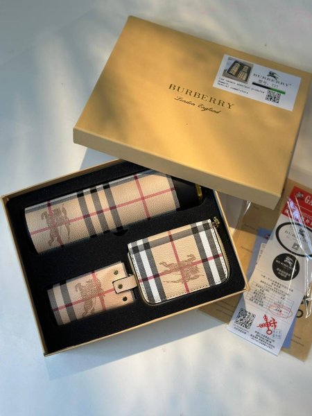 طقم ثيرموس مع مدالية وجزدان BURBERRY